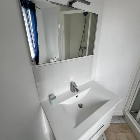 New 2 Bedroom House 15mins From Paris By Train *